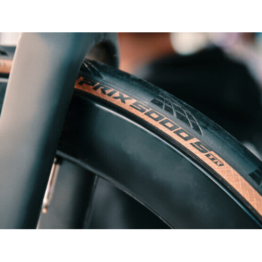 Покрышка бескамерная Continental Grand Prix 5000S TR 28" | 700 x 25C черная/коричневая foldable skin